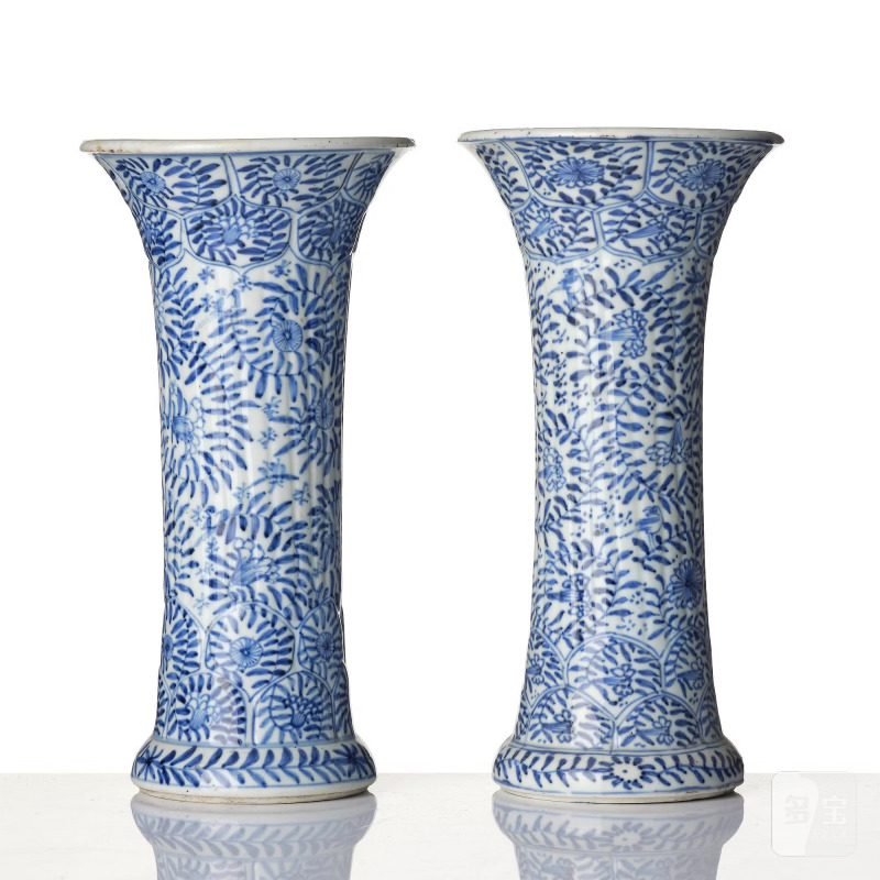 A pair of blue and white 'floral' vases, - 图3